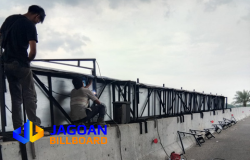 Proses pengelasan rangka besi billboard Tangerang oleh teknisi Jagoan Billboard di lokasi outdoor.