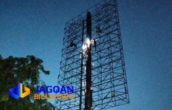 Proses pengelasan rangka billboard Tangerang di ketinggian oleh teknisi Jagoan Billboard pada malam hari.